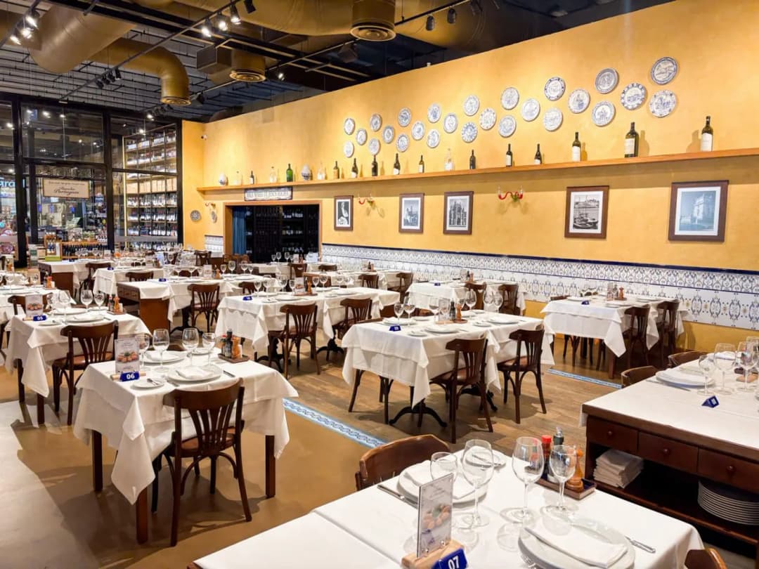Salão com azulejos e pratos decorados na parede